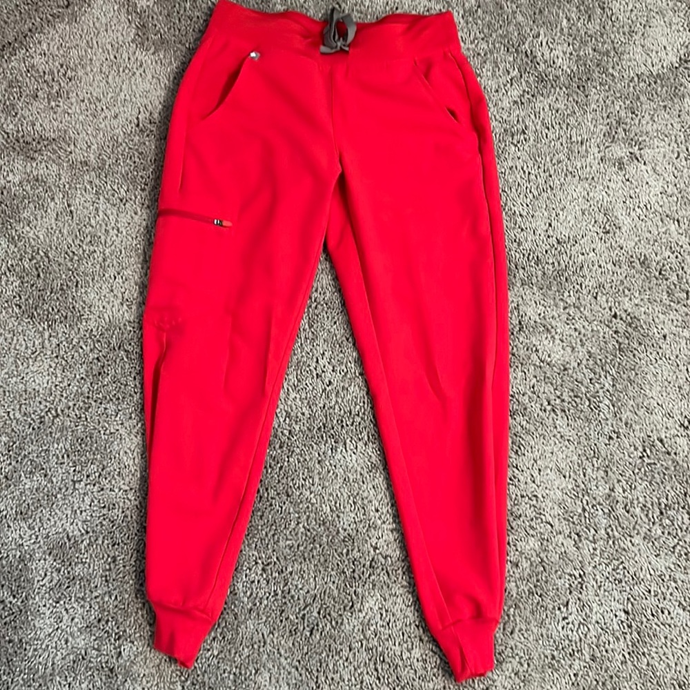 Fig scrub jogger in red